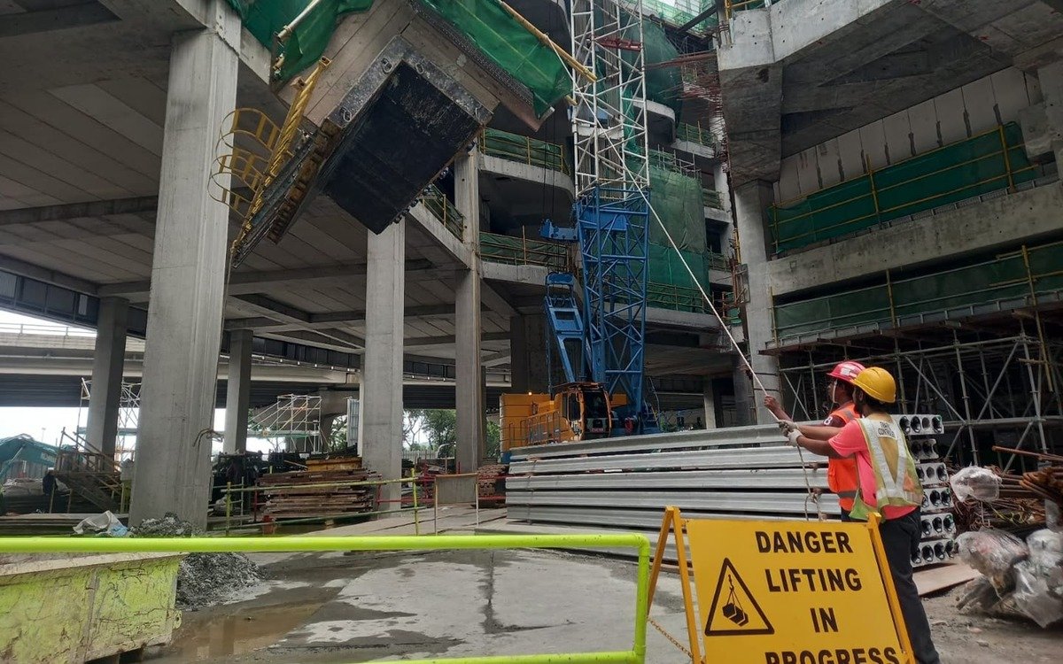 A construction site monitored by Ailytics cameras, with workers guiding a lifted load